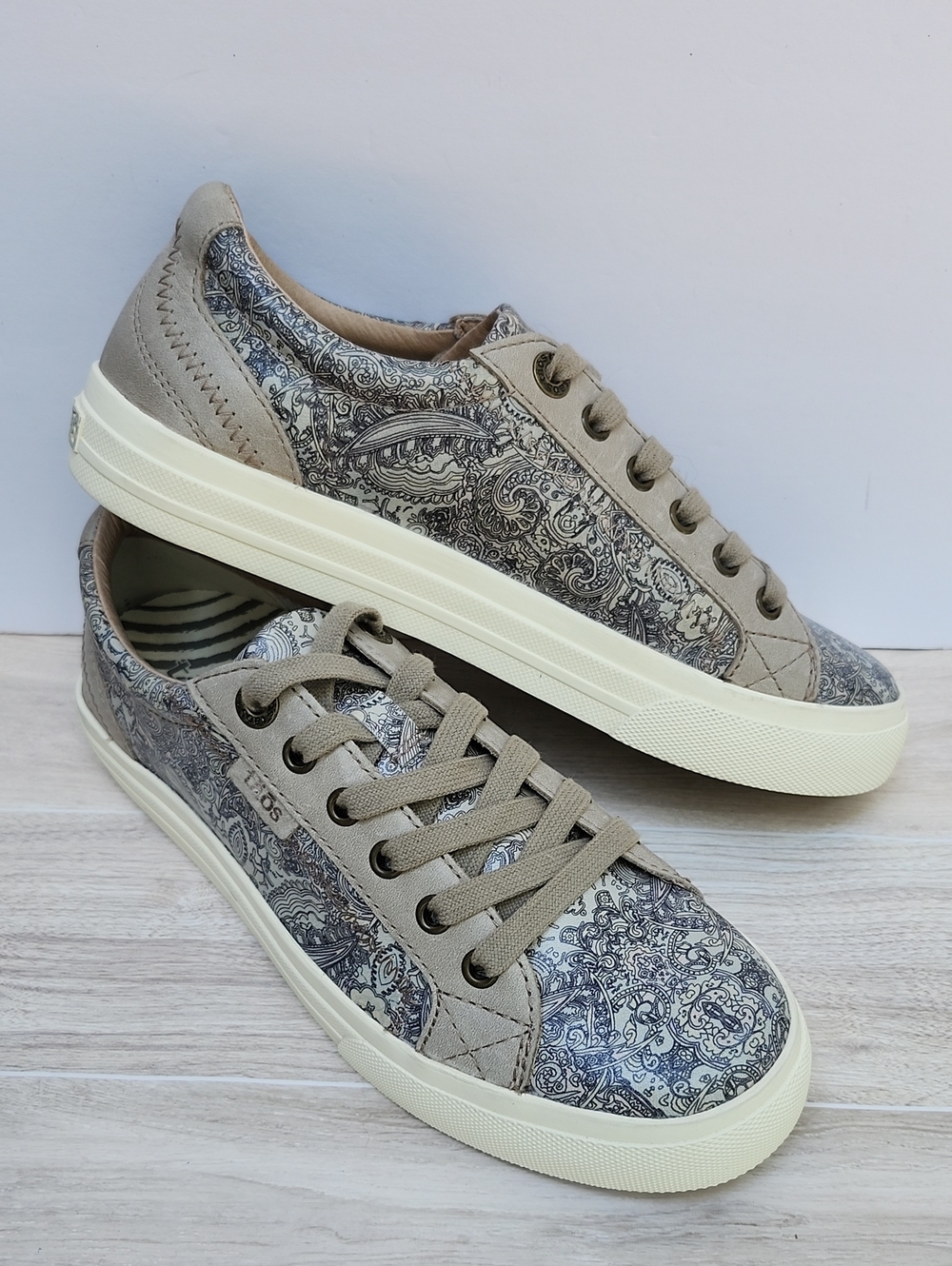 NWOT TAOS PLIM SOUL LEATHER LUX SNEAKER